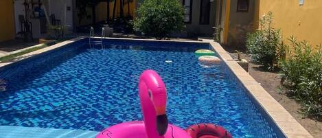 Utomhuspool, öppet 08.00 till 20.00, gratis cabanor och parasoller