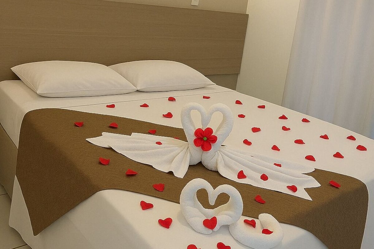 Suite, Balcony, City View | Meja, ruang kerja komputer riba, langsir/tirai gelap terus