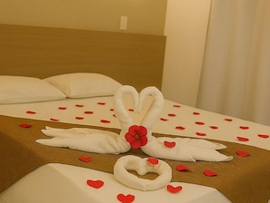 Suite, Balcony, City View | Meja, ruang kerja komputer riba, langsir/tirai gelap terus
