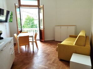 Suite, Balcony | Living area