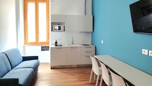 A compact living space with a kitchenette, a dining area, and a sofa. - Colori di Trieste - TriesteCenter (Trieste)