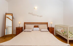 1 soverom, strykejern/-brett, reiseseng for barn og wi-fi (inkludert)