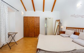 1 bedroom, iron/ironing board, travel cot, free WiFi - Stunning home in Gabonjin with WiFi (Gabonjin)