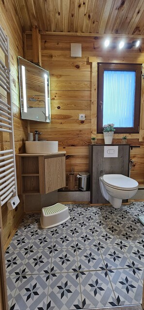 Regadera y papel de baño 
