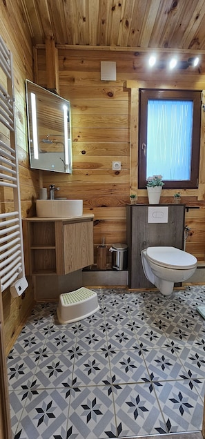 Regadera y papel de baño