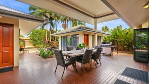 Outdoor dining - The Pavilion at Trinity Beach (Trinity Beach)