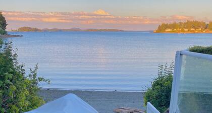 Seaside Haven Oceanfront Suite - Private Hot Tub