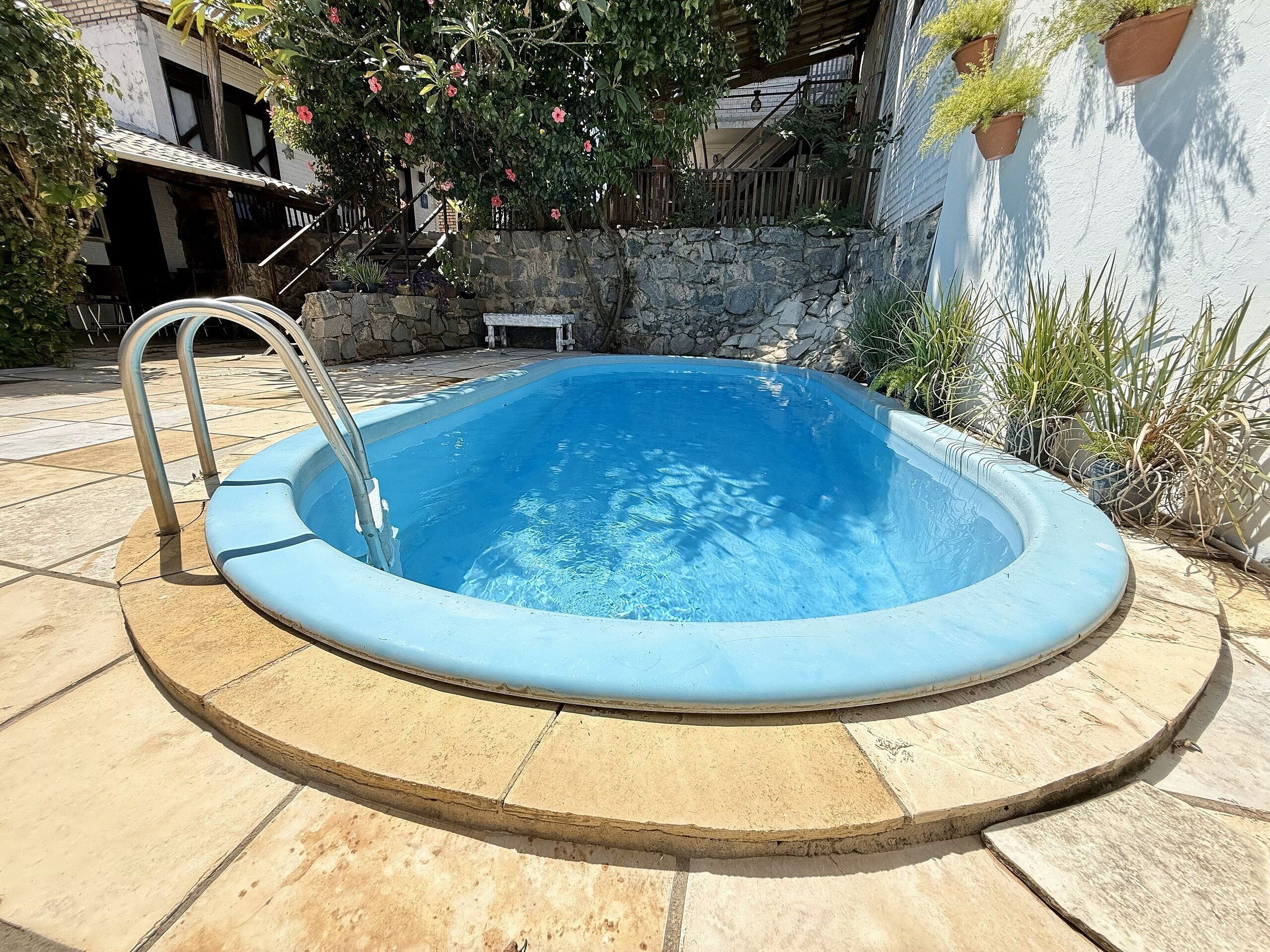 Una piscina al aire libre de temporada