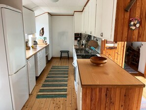 Frigorífico, microondas, horno y lavavajillas