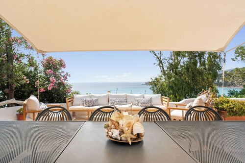 Villa Ambra Front Sea, Luxury, Private Pool just a Few Steps from the Beach