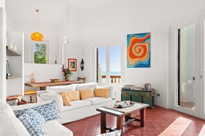 TV - Villa Ambra Front Sea, Luxury, Private Pool just a Few Steps from the Beach (Torre Delle Stelle (Maracalagonis))