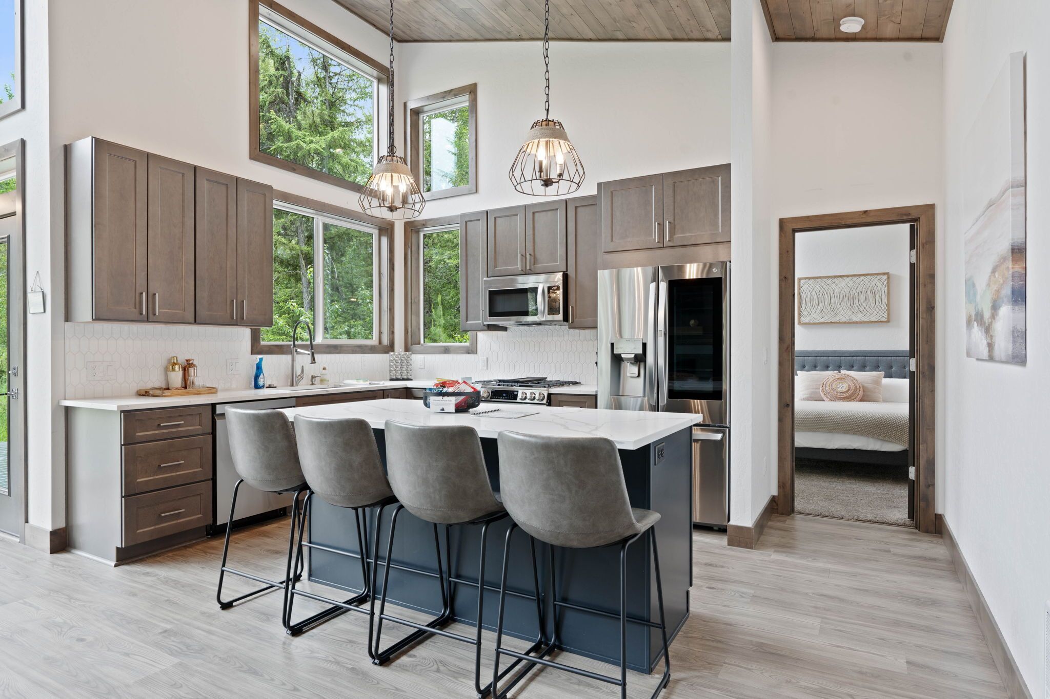 Jääkaappi, mikroaaltouuni, uuni, liesi