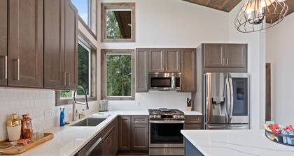 Luby Lodge - Modern Luxury Home with a Hot Tub
