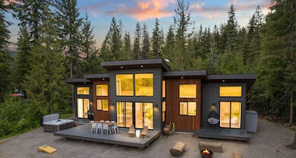 Luby Lodge - Modern Luxury Home with a Hot Tub