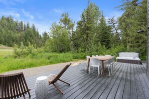 Outdoor dining - Luby Lodge - Modern Luxury Home with a Hot Tub (Priest Lake)