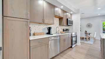 Micro-ondes, four, plaque de cuisson, lave-vaisselle