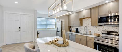 Een magnetron, een oven, een kookplaat, een vaatwasser