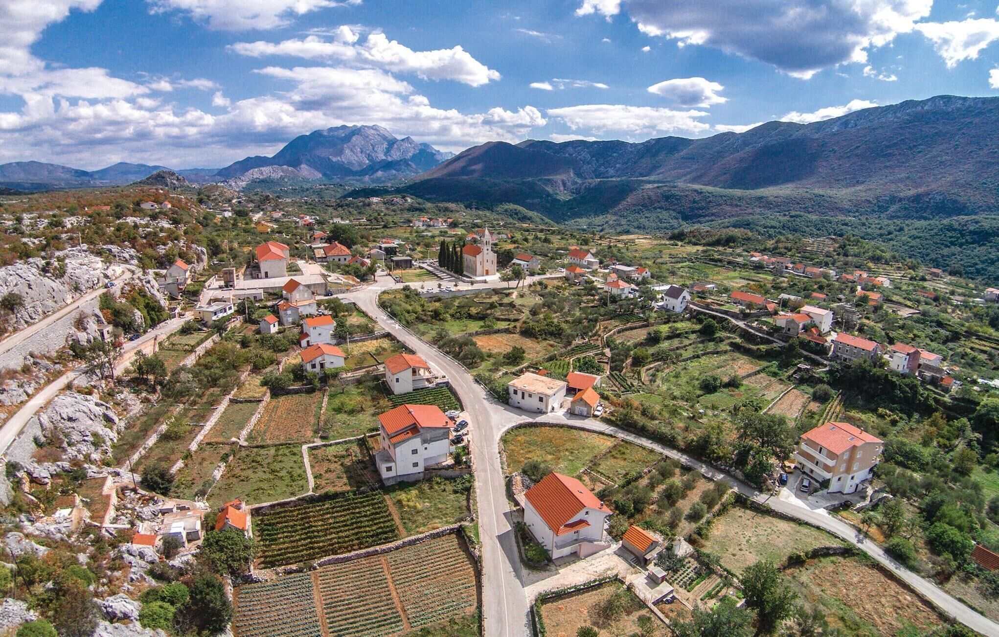 Un village doté d’une architecture traditionnelle, de champs en terrasses et d’une église imposante.