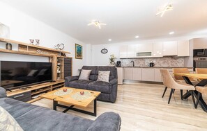 Smart TV - Awesome home in Ricice with sauna (Ricice)