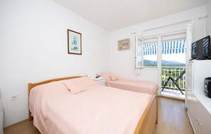 2 bedrooms, iron/ironing board, free WiFi