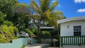 Property grounds - Experience a spacious three-bedroom, two-bathroom villa on the lush Northside. (St Thomas)