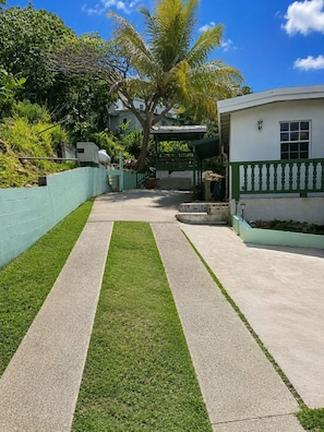 Property grounds - Experience a spacious three-bedroom, two-bathroom villa on the lush Northside. (St Thomas)
