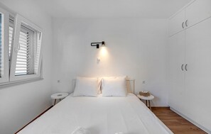 1 bedroom, iron/ironing board, free WiFi - Beach front apartment in Vodice with WiFi (Vodice)