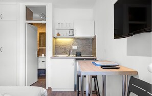 Fridge, coffee/tea maker