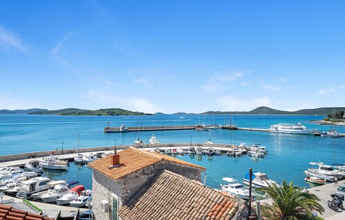 Nice apartment in Vodice with house sea view