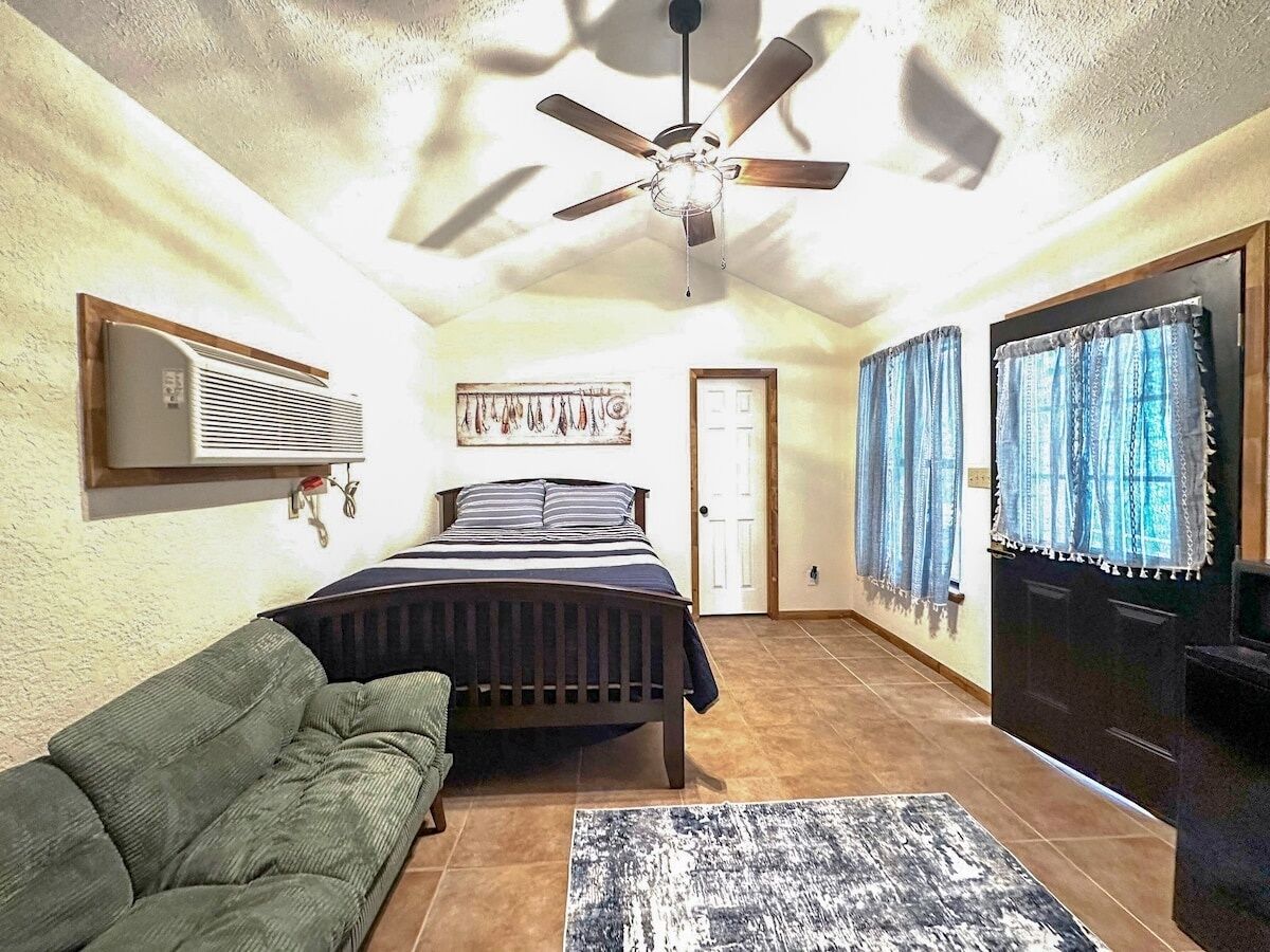 5 bedrooms, WiFi (free), bed sheets