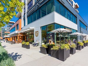 Exterior - gyro beach getaway resort (Kelowna)