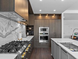 Private kitchen - gyro beach getaway resort (Kelowna)