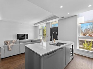 Interior - gyro beach getaway resort (Kelowna)