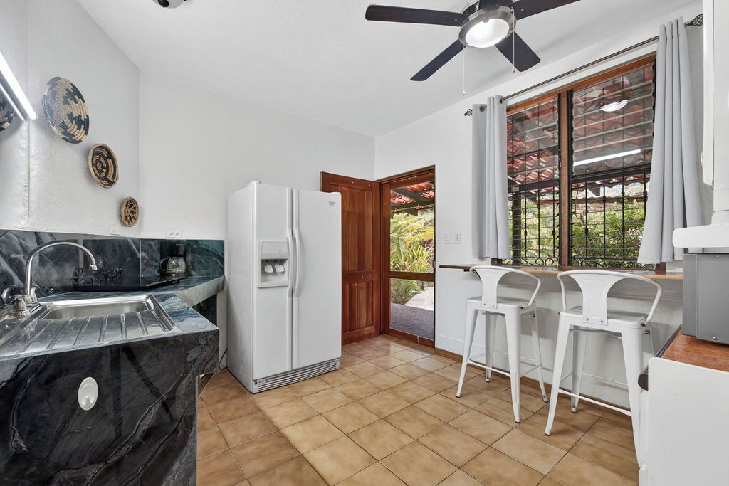 冷蔵庫、電子レンジ、コンロ、コーヒー / ティーメーカー