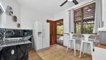 Kühlschrank, Mikrowelle, Herdplatte, Wasserkocher mit Kaffee-/Teezubehör