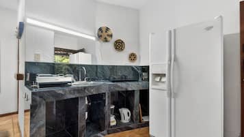 Kühlschrank, Mikrowelle, Herdplatte, Wasserkocher mit Kaffee-/Teezubehör