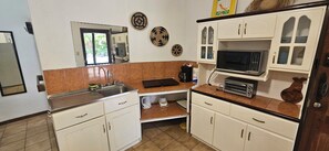 ثلاجة، ميكروويف، موقد طهي مسطح، ماكينة لصنع القهوة/الشاي