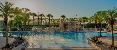 Una piscina al aire libre