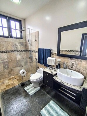 Douche, serviettes fournies, savon, papier toilette