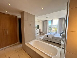 2 bedrooms, desk, iron/ironing board, free WiFi - Executive Luxury 2 Bedroom Apartment (Johannesburg)