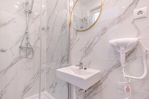 Douche, sèche-cheveux, serviettes fournies, savon