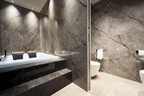 Camera Queen con Vasca Idromassaggio | Bagno | Accappatoio, pantofole