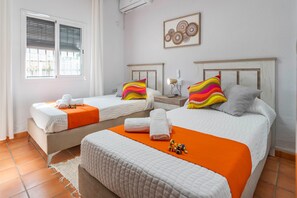 3 chambres, fer et planche à repasser, Wi-Fi gratuit, draps fournis