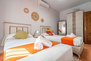 3 slaapkamers, een strijkplank/strijkijzer, gratis wifi, beddengoed