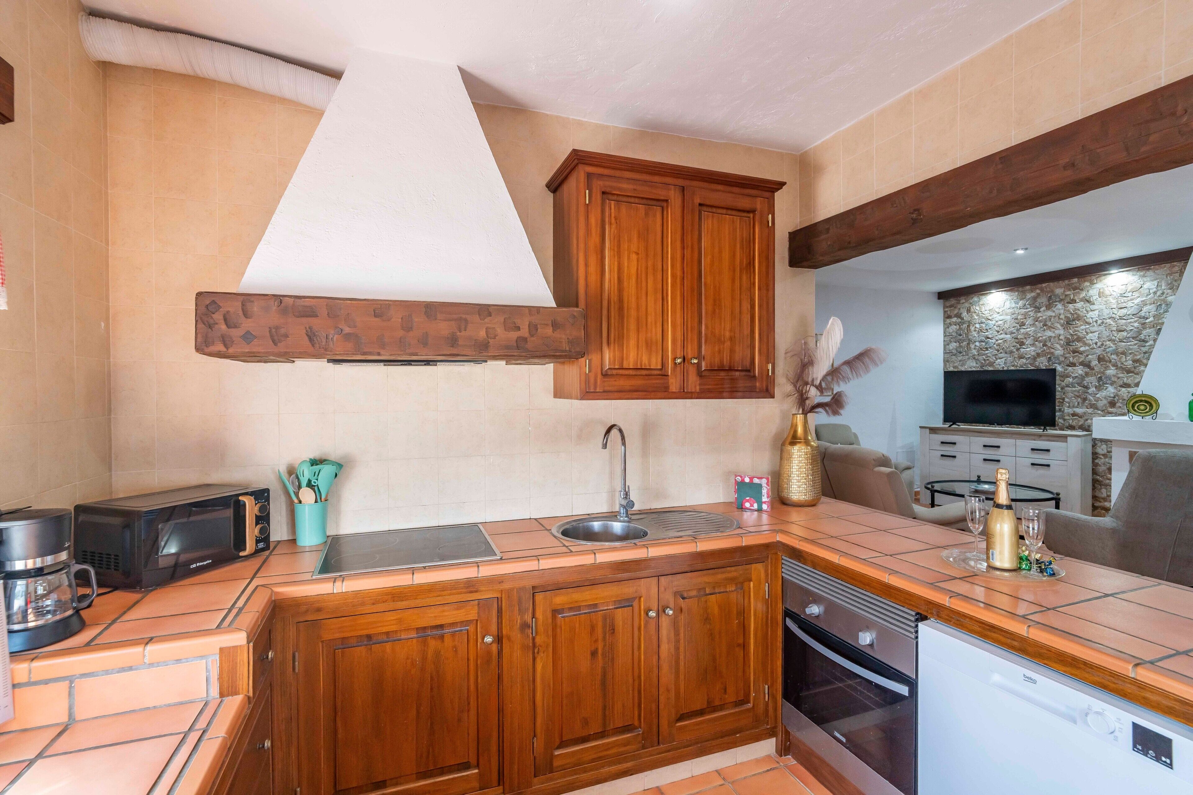 Refrigerador, microondas, placa de cocina, lavavajillas