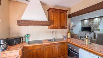 Refrigerador, microondas, placa de cocina, lavavajillas