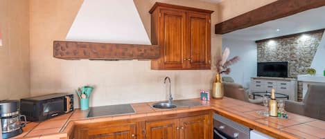 Jääkaappi, mikroaaltouuni, liesi, astianpesukone