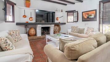 Een televisie en een open haard