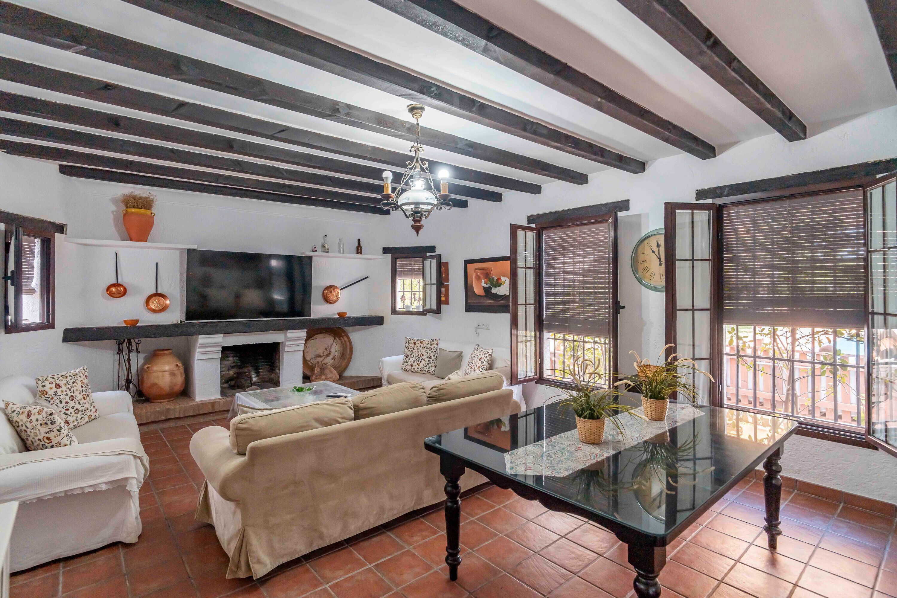 Televisión y chimenea 