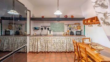 Een koelkast, een magnetron, een kookplaat, een vaatwasser